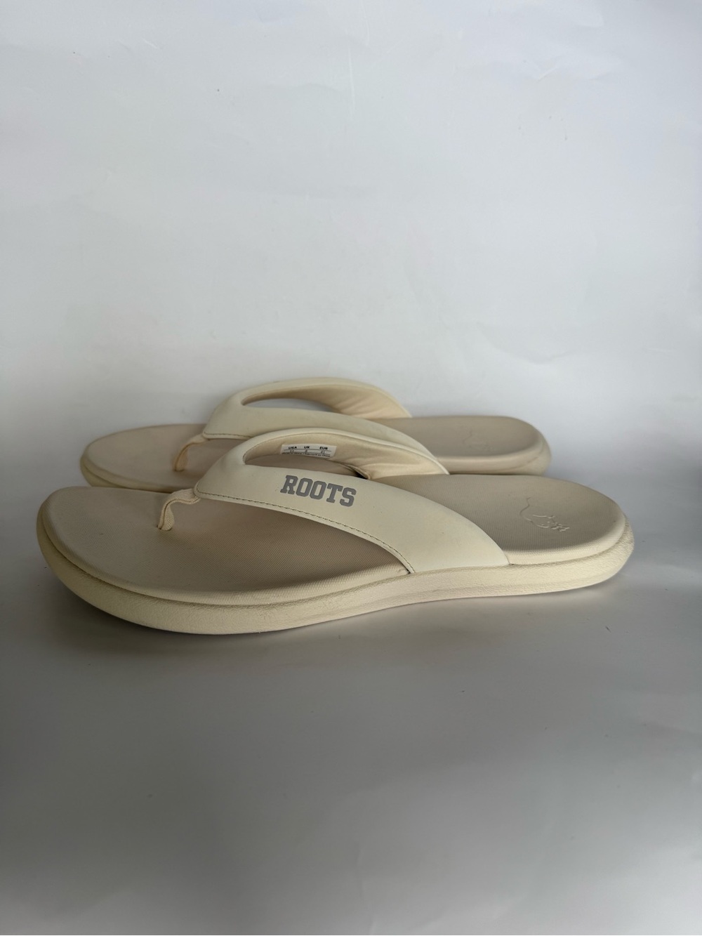 Roots Women's Cream/Off-White Flip Flops in size US 11